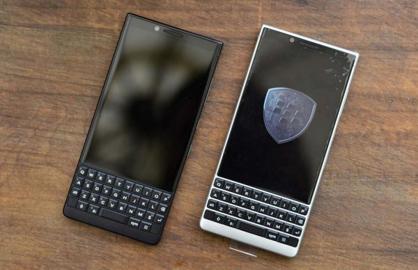 BlackBerry Key2 với hai màu đen bạc, hỗ trợ 2 sim