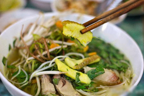 Món bún cá Châu Đốc hấp dẫn với vị ngọt đậm đà.
