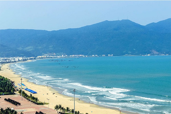 Bãi biển Mỹ Khê là địa điểm du lịch nổi tiếng của Đà Nẵng