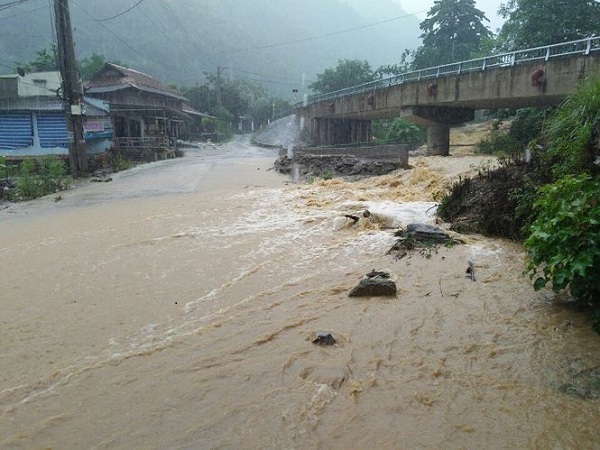 Mưa lớn, nhiều tuyến đường ngập ở Thanh Hóa, Nghệ An