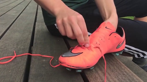Cách buộc dây giày bóng đá