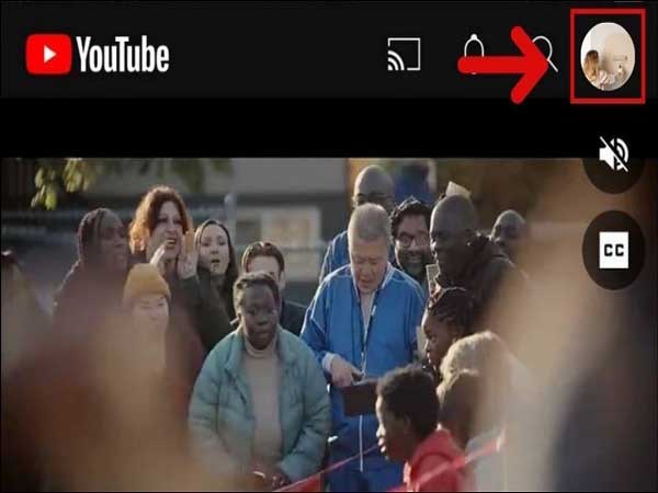 Mở ứng dụng YouTube trên iPhone và chọn biểu tượng Avatar