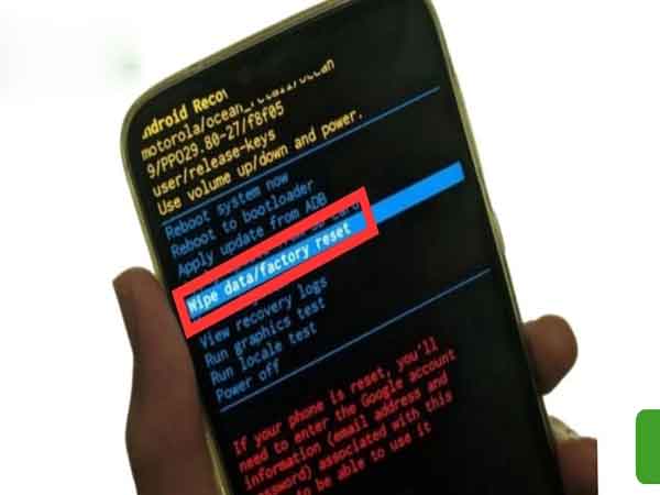 Nhấn đồng thời ba nút: Nguồn (Power) + Home + Giảm âm lượng (Volume Down)