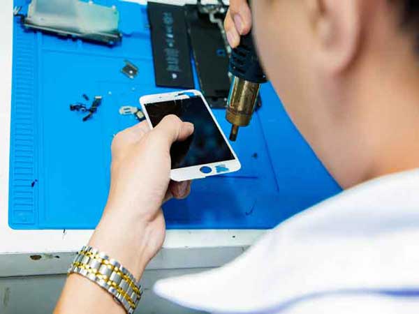 Thay mới miếng dán phản quang - Cách khắc phục màn hình bị phản quang hiệu quả