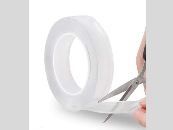 Cách vệ sinh loa điện thoại Samsung đơn giản bằng băng dính