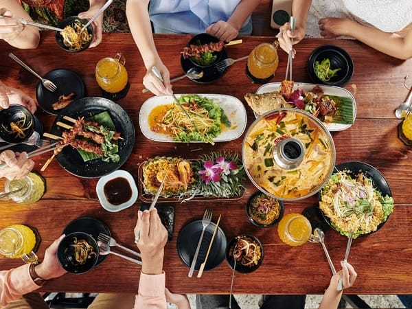 Mơ thấy ăn cỗ mang điềm báo xui xẻo hay may mắn