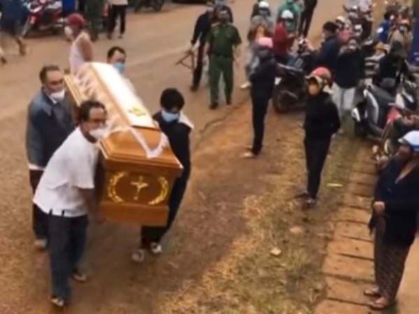 Giải mã giấc mơ thấy hai người khiêng quan tài