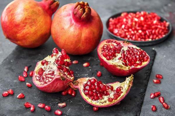 Thấy quả lựu trên bàn thờ