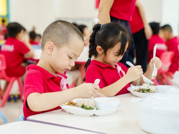 Ẩm thực quốc tế cho bé – nên thử và nên tránh gì?